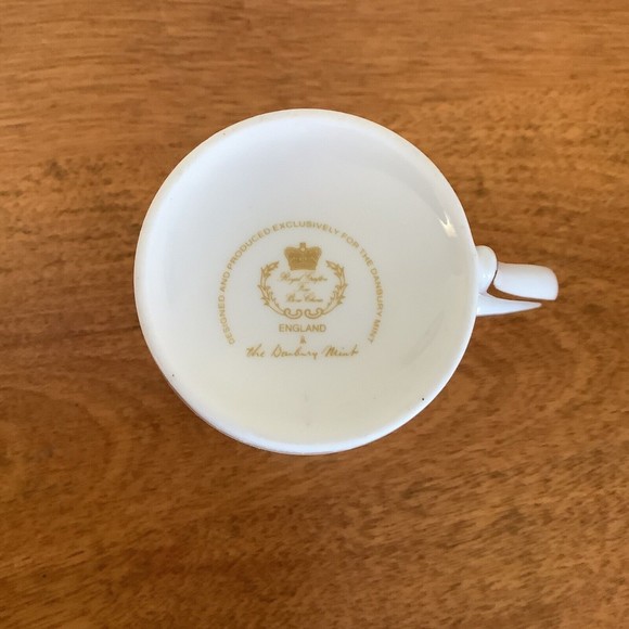 Royal Grafton England Demitasse Small Tea Cup & Saucer The Danbury Mint Holly - Picture 6 of 12